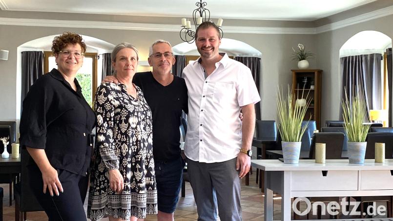 Nach über 18 Jahren ziehen sich Alexander Wagmann und seine Frau Britta (Bildmitte) aus dem Restaurant "Alter Pfarrhof" zurück. Neue Pächter sind Robert Morgen (rechts) und seine Frau Nancy (links), die das Lokal am 1. November neu eröffnen. Bild: Claudia Völkl