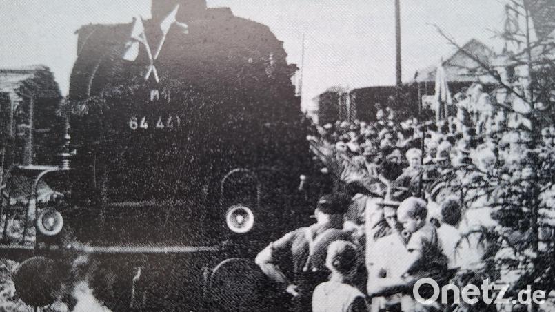 Bei der Anreise der Eslarner in München wurde die Abordnung von vielen Landsleuten und mit Musik wie hier 1960 am Eslarner Bahnhof begrüßt. 1995 wurde der Eslarner Bockl stillgelegt, so dass die Eslarner mit den Autos oder wie zum 130-Jährigen mit dem Bus anreisen. Bild: Archiv Markt Eslarn
