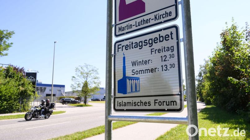 Das Hinweisschild wurde mehrfach beschmiert. (Archivbild) Bild: Lukas Barth-Tuttas/dpa