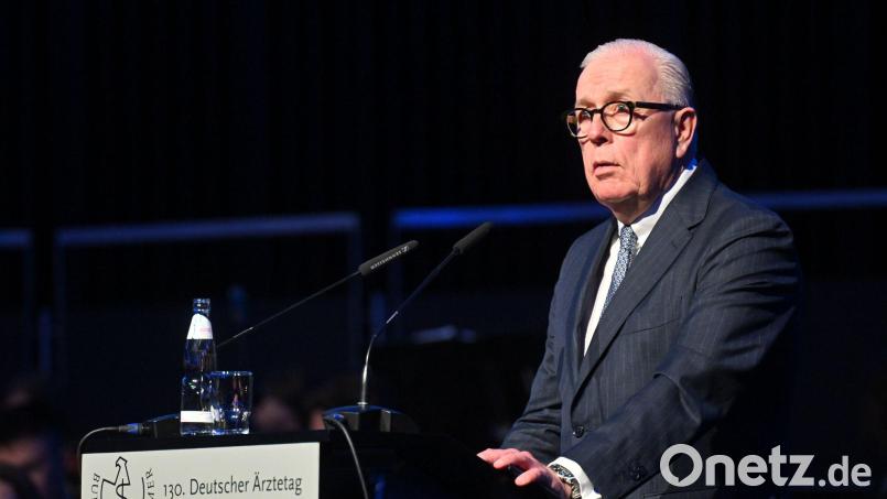 Der Präsident der Bundesärztekammer möchte, dass Patienten bei Beschwerden zuerst zum Hausarzt gehen. (Archivbild) Bild: Julian Stratenschulte/dpa