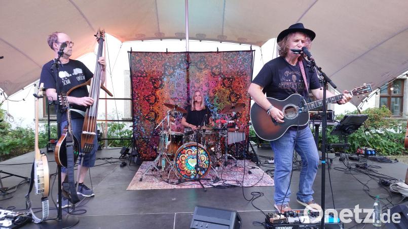 Stefan Sommer & The Southside Ramblers traten bei "Kultur im Kasten" im Innenhof der Regionalbibliothek auf. Bild: Helmut Kunz