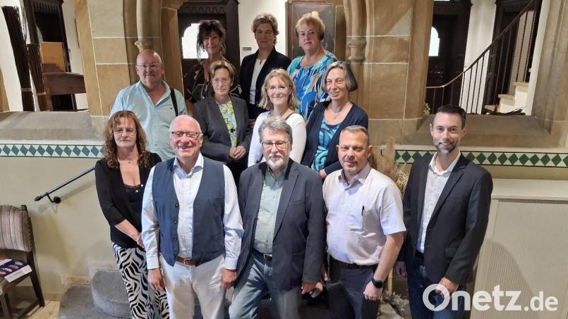 Sie stellten das neue Kunstherbst-Programm vor: In der unteren Reihe von links Kartenverkaufsleiterin Rosa Schafbauer, KVU-Vorsitzender Peter Wunder, Programm-Koordinator Karl Stumpfi, 2. Bürgermeister Harald Klatzka, Stadtmarketing-Leiter Markus Bauer-Würth; mittlere Reihe von links KVU-Vorstandsmitglieder Roland Thäder und Dr. Hella Simandi, Eva Laußer (Ostbayerisches Jugendsinfonieorchester) und Ursula Hüfner (Orchester am Singrün Regensburg); obere Reihe von rechts KVU Schatzmeisterin Tanja Lennert sowie die KVU-Vorstandsmitglieder Gaby Irlbacher und Dana Ettl. Bild: A. Grassmann