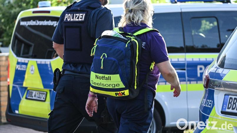 Notfallseelsorger sind an der Brandenburger Schule im Einsatz. Bild: Britta Pedersen/dpa