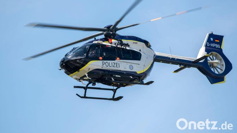 Bei der Suche hilft auch ein Hubschrauber. (Symbolbild) Bild: Stefan Puchner/dpa