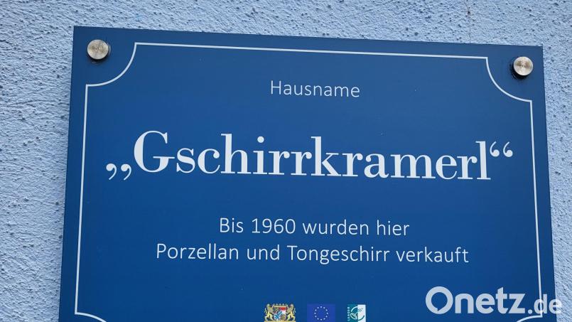 In Oberviechtach sind an vielen Hauswänden blaue Täfelchen zur Erinnerung an alte Hausnamen angebracht. Bild: Christoph Ahlemeyer