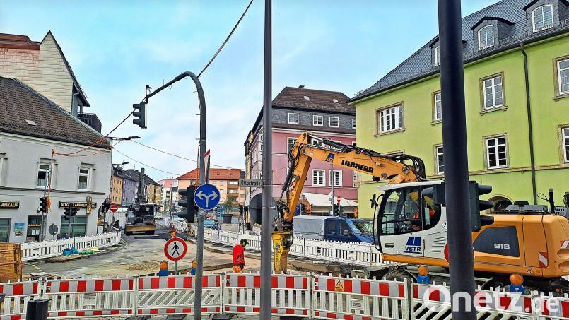 Diese Hauptschlagader der Stadt ist derzeit vollständig blockiert, weil in der Leopoldstraße das Nahwärmenetz verlegt wird und in der Ottostraße das Glasfaserkabel. Bild: Brigitte Gschwendtner