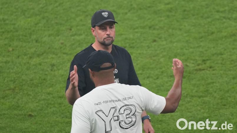 Neue Saison, altes Duell: Bayern-Trainer Kompany (vorne) und Stuttgarts Coach Hoeneß stehen sich mit ihren Teams zum Start der 64. Bundesliga-Saison gegenüber. (Archivbild) Bild: Soeren Stache/dpa