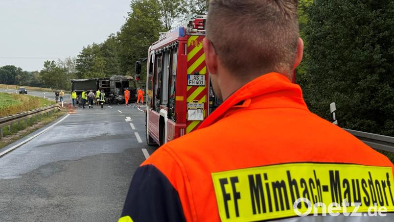 Bei Gebenbach sind auf der B299 die Fahrer zweier BMW in einen entgegenkommenden Lkw gekracht, der Laster brannte aus, ein 22-Jähriger starb. Bild: Stephan Huber
