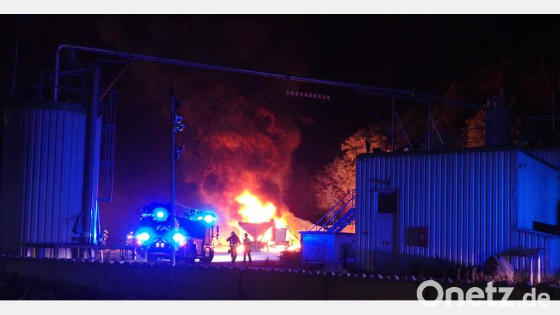 Auf dem Gelände eines Kalkwerks im Norden Regensburgs brannten ein Traktor sowie ein Förderband lichterloh. Die Einsatzkräfte konnten das Feuer aber schnell löschen. Bild: Berufsfeuerwehr Regensburg