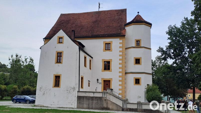 In den nächsten Jahren soll an das Rathaus ein Aufzug gebaut werden. Bild: Josef Popp
