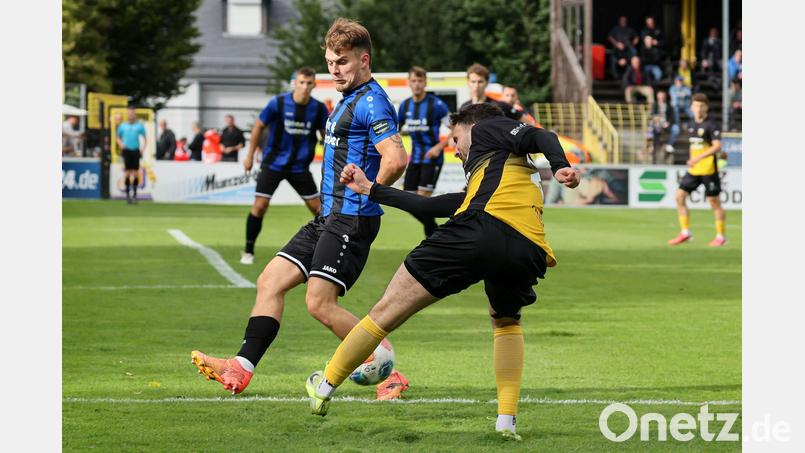 Rückkehrer Martin Ruda (links) tut dem Weidener Spiel gut: Der lange verletzte Mittelfeldspieler sill zusammen mit seinen Teamkollegen nach dem ersten Saisondreier in Hof (Szene) im Heimspiel gegen den TSV Großbardorf den nächsten Sieg feiern. Bild: Mario Wiedel
