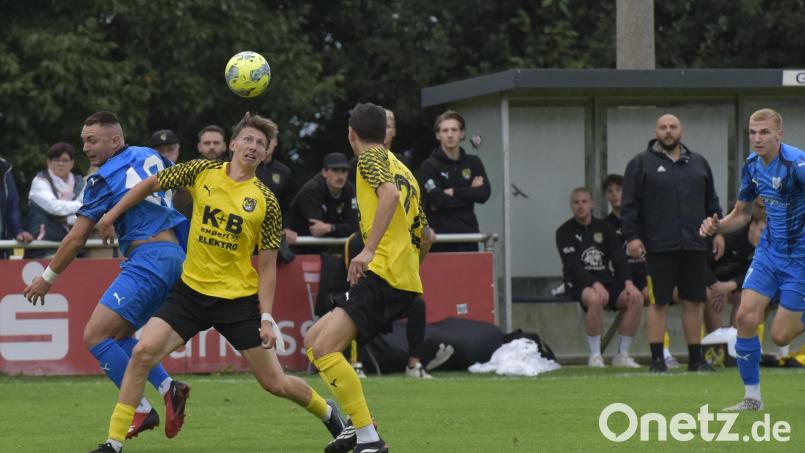 Der FC Amberg (gelbe Trikots) bekommt es in der Landesliga Mitte am Samstagnachmittag mit dem Schlusslicht aus Grainet zu tun. Bild: Hans Mark