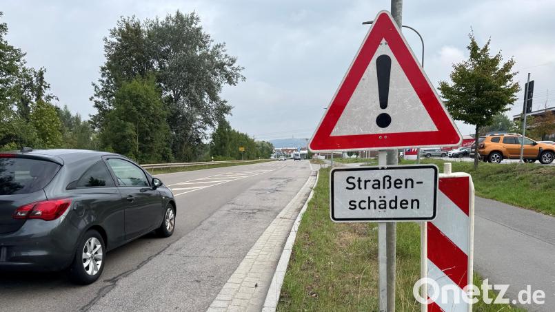 Schilder weisen auf "Straßenschäden" an der Haselmühler Ortsdurchfahrt hin: Bleibt es dabei - oder werden die Probleme auch behoben? Bild: Heike Unger