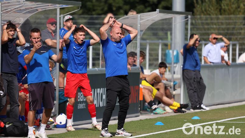 Michael Solter-Schlechte verfolgt das Auslassen einer Torchance: Der A-Junioren-Trainer der SpVgg SV Weiden sieht seine Mannschaft für den Landesliga-Saisonstart gerüstet. Bild: Dieter Jäschke