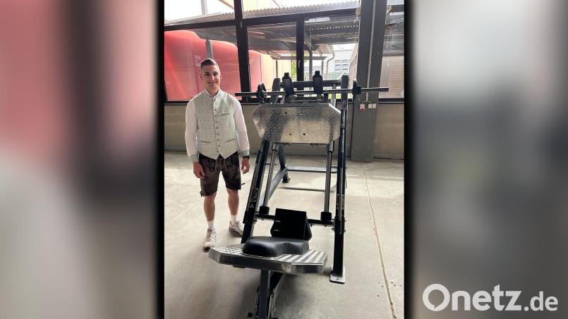 Maxi (Maximilian) Stich aus Waldsassen vor seinem Meisterstück, eine Hackenschmidt-Beinpresse. Der junge Metallbauermeister wird weiterhin in der Firma Kassecker Stahl- und Metallbau arbeiten. Bild: Maxi Stich
