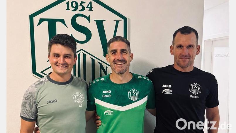 Christian Zechmann (Mitte) ist wieder Trainer beim TSV Stulln. Erster Abteilungsleiter Christian Bergler (rechts) und zweiter Abteilungsleiter Alex Zühlke begrüßen ihn. Bild: mr