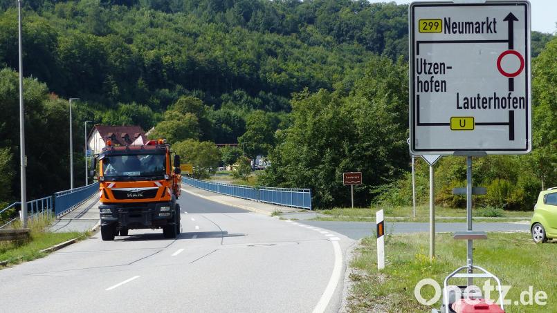 Das erste Umleitungsschild an der B 299 steht in Kastl gleich nach der Lauterachbrücke. Es geht links weg ins beschauliche Lauterachtal mit dem engen- kurvenreichen Lauterachtalsträßchen. Bild: Josef Piehler