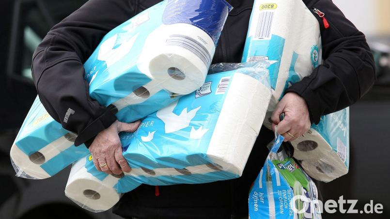 Ein US-Verband warnt Verbraucher vor Hamsterkäufen - trotz drohender Preissteigerungen. (Symbolbild) Bild: Rene Traut/dpa