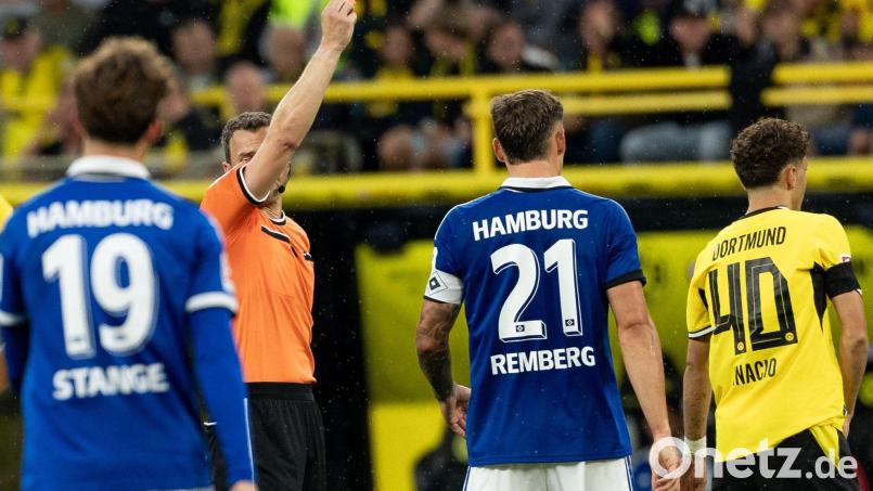 Dortmunds Samuele Inácio sieht eine schnelle Rote Karte gegen den HSV. Bild: Fabian Strauch/dpa