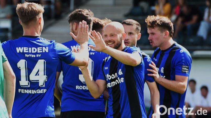 Weidener Jubel nach dem 1:0: Torschütze Friedrich Lieder (Dritter von rechts) holt sich die Gratulationen ab. Bild: Gerhard Büttner