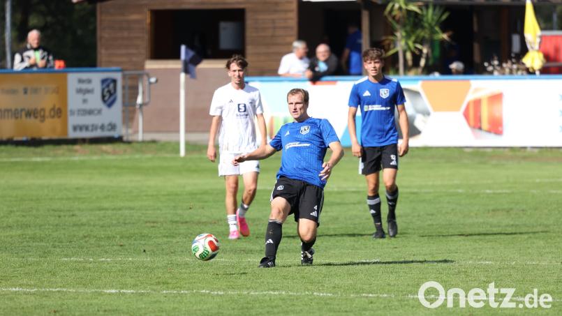 Für Spielertrainer Andreas Wendl und den SV Etzenricht gab es am Samstagnachmittag ein torloses Unentschieden gegen den SV Raigering. Bild: Dieter Jäschke