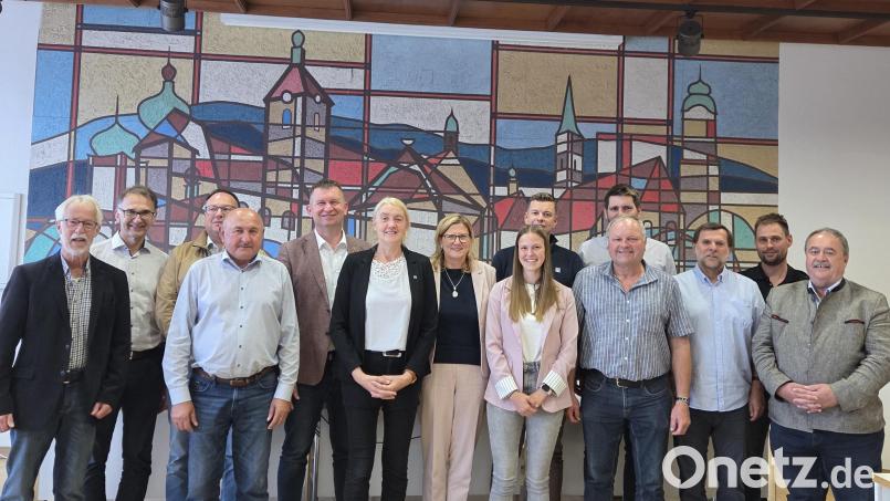 Die neuen Verantwortlichen für die Wasserversorgung der Mimbacher Gruppe stehen fest. Sie werden sich künftig auch über die sinkenden Grundwasserspiegel bei den Tiefbrunnen Gedanken machen müssen. Bild: Sabine Wilde