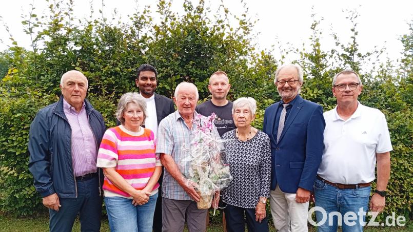 Josef Malzer und Hedwig Malzer (Mitte) empfingen Glückwünsche zur Diamantenen Hochzeit von (von links) Gerhard Weber, Seniorenbeauftragter der Stadt Waldershof, Tochter Birgit, Pater Josef, Sohn Peter, Helmut Härtl, zweiter Bürgermeister, und Schwiegersohn Peter. Bild: Oswald Zintl