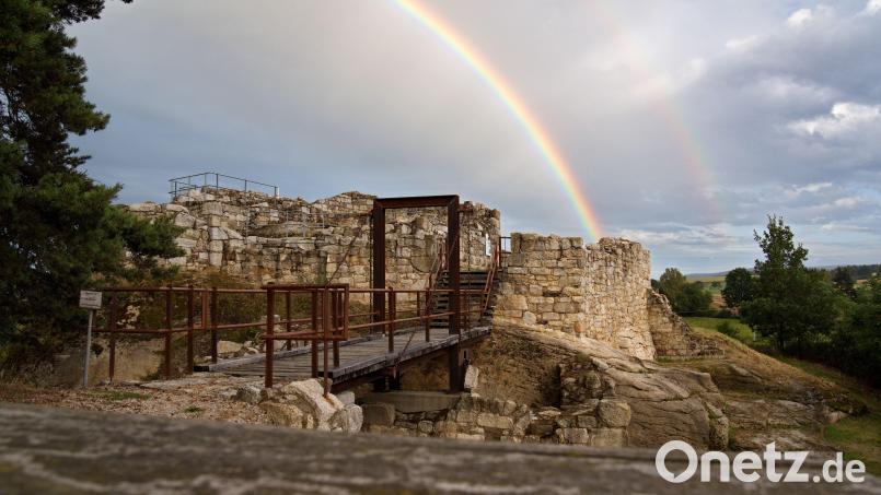Zwei Regenbogen zeigten sich am Freitagabend bei der Burgruine Liebenstein. Bild: Renate Bauer-Zölch