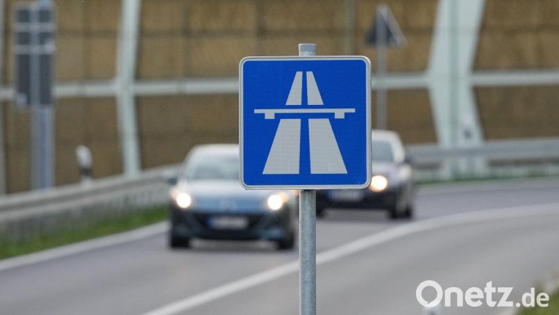 Es kracht als eine Autofahrerin in Richtung Autobahn abbiegt. Symbolbild: Soeren Stache/dpa