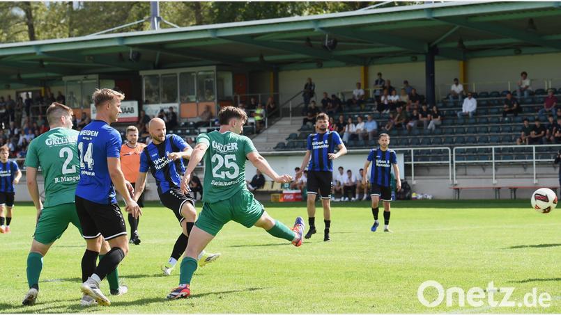 Das war das 1:0 für die SpVgg SV Weiden: Friedrich Lieder (Mitte) traf ins linke Eck. Bild: Gerhard Büttner