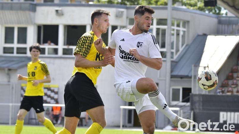 Kapitän Mario Schmien (links) vom FC Amberg im Duell mit seinem Gegenspieler vom SV Grainet. Am Ende stand ein leistungsgerechtes 0:0 auf der Anzeigentafel. Bild: Hubert Ziegler