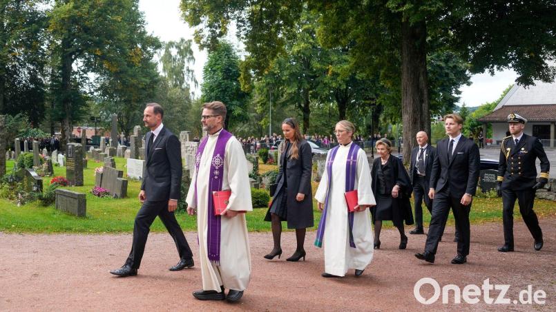 König Haakon (links) und seine Kinder kommen zum Trauergottesdienst. Bild: Javad Parsa/NTB/AP/dpa
