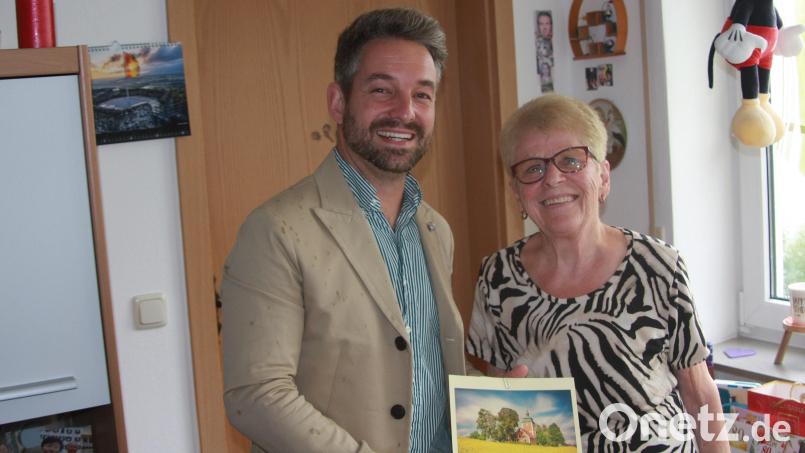 Bürgermeister Michael Dutz gratuliert Helga Sehann. Bild Werner Robl