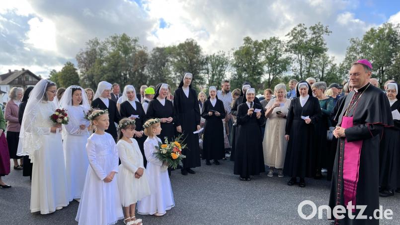 Bischof Herwig Gössl wurde von den Schulschwestern und den Festtagskindern vor der Kirche feierlich empfangen. Bild: Heidi Kurz