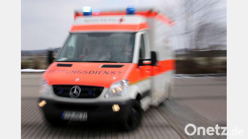 Der Rettungsdienst brachte den Schwerverletzten in ein Krankenhaus. (Symbolbild) Bild: Stephan Jansen/dpa
