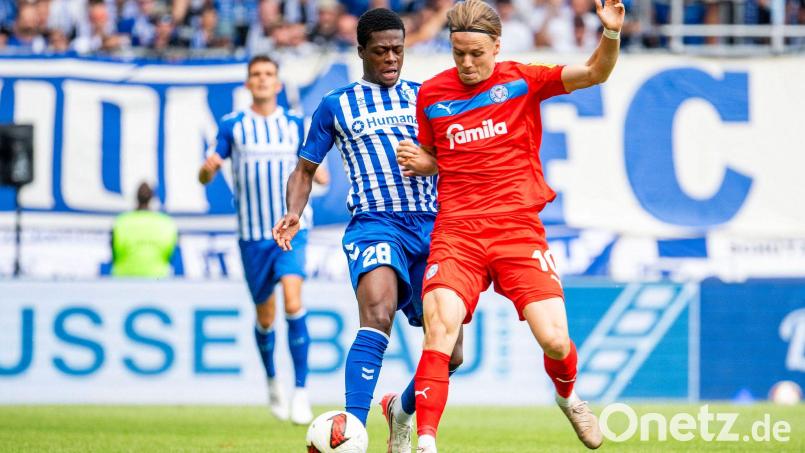Einer von vielen Zweikämpfen im Spiel: Pierre Nadjombe (1. FC Magdeburg) und Jonas Therkelsen (r, Holstein Kiel) in Aktion. Bild: Julius Frick/dpa