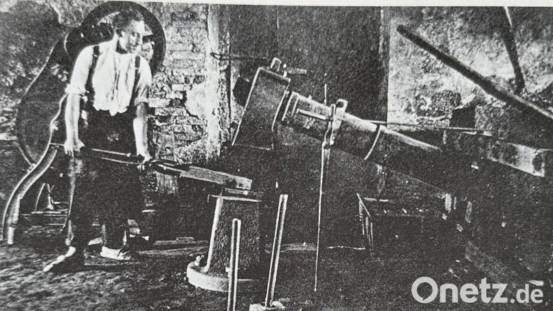 Eines der wenigen Bilder eines der letzten Eisenhämmer. Der große Hammer wurde mit Wasserkraft betrieben. Der Arbeiter konnte damit das Eisen formen. Archivbild: Ludwig Schiessl