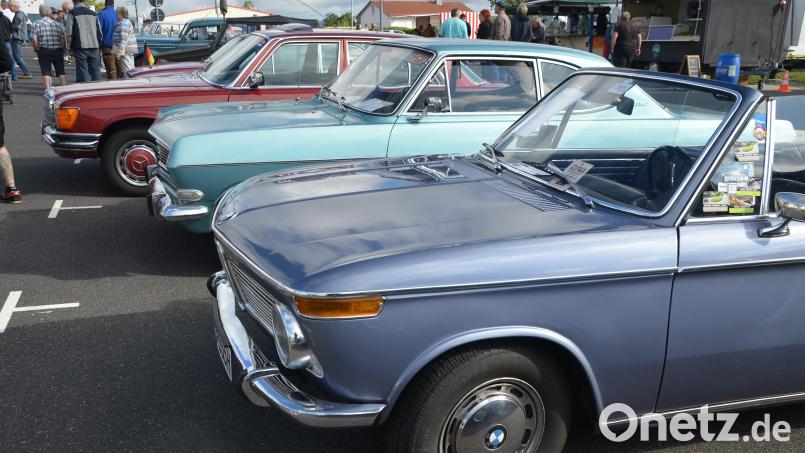 Zahlreiche historische Automobile und Motorräder begeisterten die Besucher beim großen Oldtimertreffen. Bild: Arnold Koch