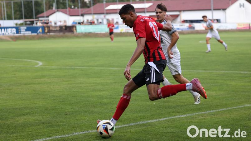Jamal Dubois (vorne) legte das 3:1 für den SC Luhe-Wildenau auf. Bild: Dieter Jäschke