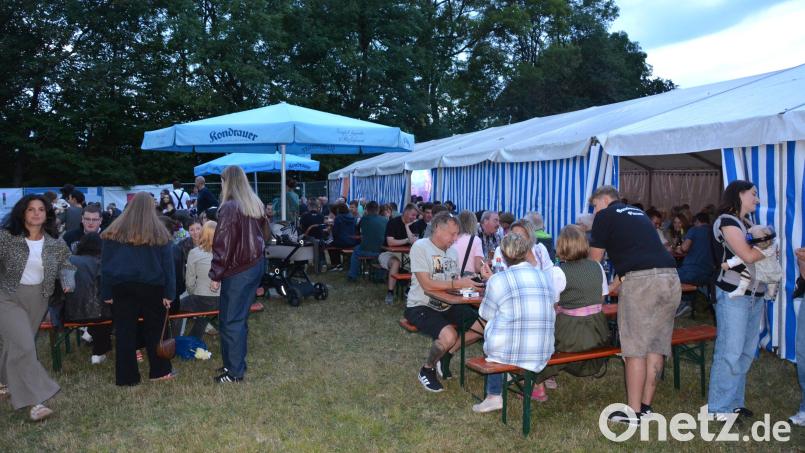 Großen Anklang fand am Samstag das 4. Pleußener Weinfest. Vor allem im Freien waren Plätze begehrt. Bild: Josef Rosner