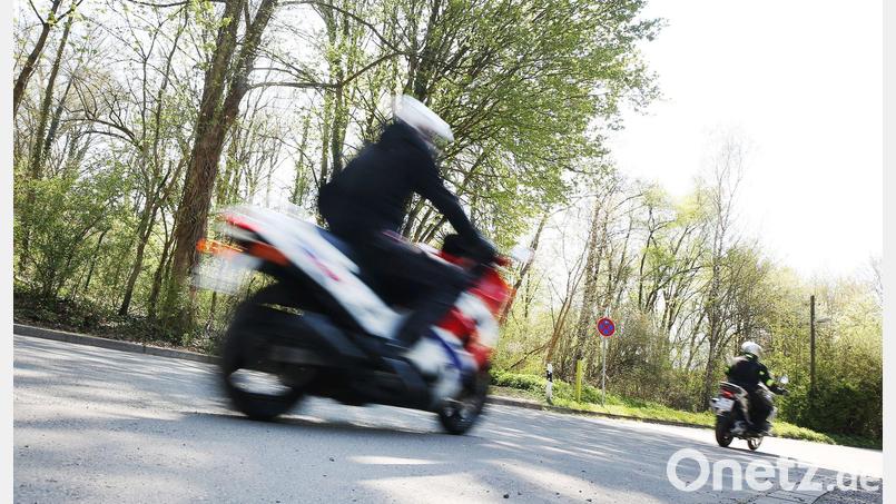 Beide Motorradfahrer kamen mit schwersten Verletzungen ins Krankenhaus. (Symbolbild) Bild: Roland Weihrauch/dpa