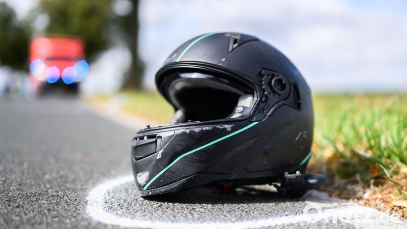 Für den Motorradfahrer kam jede Hilfe zu spät. (Symbolbild) Bild: Julian Stratenschulte/dpa