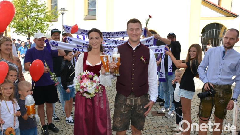 Annalena und Johannes Schneider genossen einen Schluck Hochzeitsweizen zu ihrem Hochzeitstag. Bild: Josef Rosner