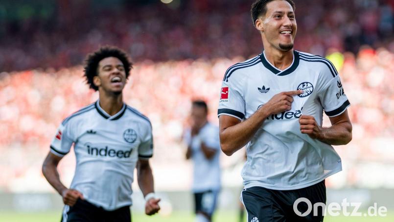 Drei Tore zum Auftakt: Younes Ebnoutalib jubelt nach einem perfekten Bundesliga-Tag. Bild: Julius Frick/dpa