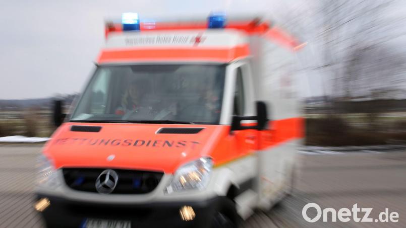 Drei Verletzte wurden in ein Krankenhaus gebracht. Symbolbild: Stephan Jansen/dpa