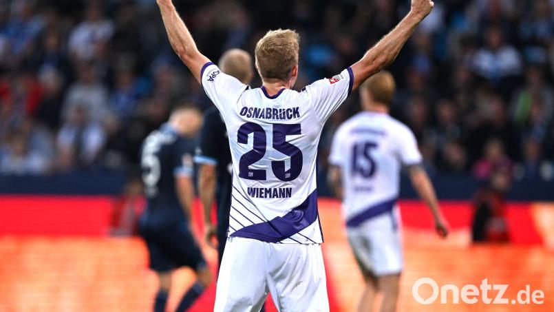 Niklas Wiemann vom VfL Osnabrück jubelt über den 1:0-Sieg beim VfL Bochum. Am Mittwoch geht es im DFB-Pokal gegen Bayern München - in einem Osnabrücker Sondertrikot. Bild: David Inderlied/dpa