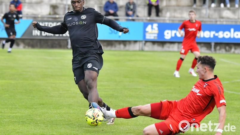 Jeanpaul Uzuamaka Ajala-Alexis (links) erzielte zwei Tore beim 3:0 für die DJK Gebenbach. Bild: Hubert Ziegler