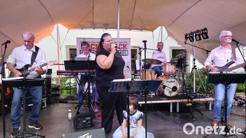 Die Jubelband RockConnection gibt Vollgas. Bild: Helmut Kunz
