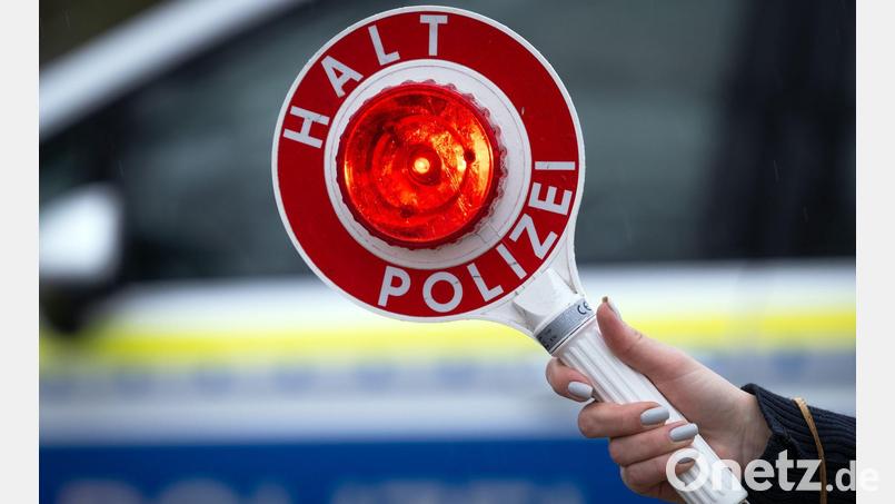 Der Autofahrer missachtet die Anhaltesignale der Polizei und rast mit hoher Geschwindigkeit davon. (Symbolbild) Bild: Soeren Stache/dpa
