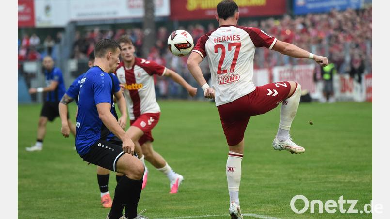 Lucas Hermes (rechts/Szene aus dem Pokalspiel gegen die SpVgg SV Weiden) gelang in Hoffenheim nur das Ehrentor für den SSV Jahn. Bild: Gerhard Büttner
